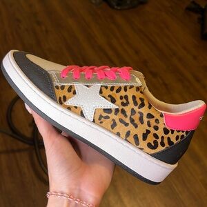 Cheetah Vintage Havana sneaker w/ star, another pair of laces, only worn once